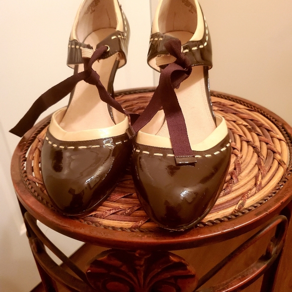 Brown round toe patent leather heels - Picture 1 of 5